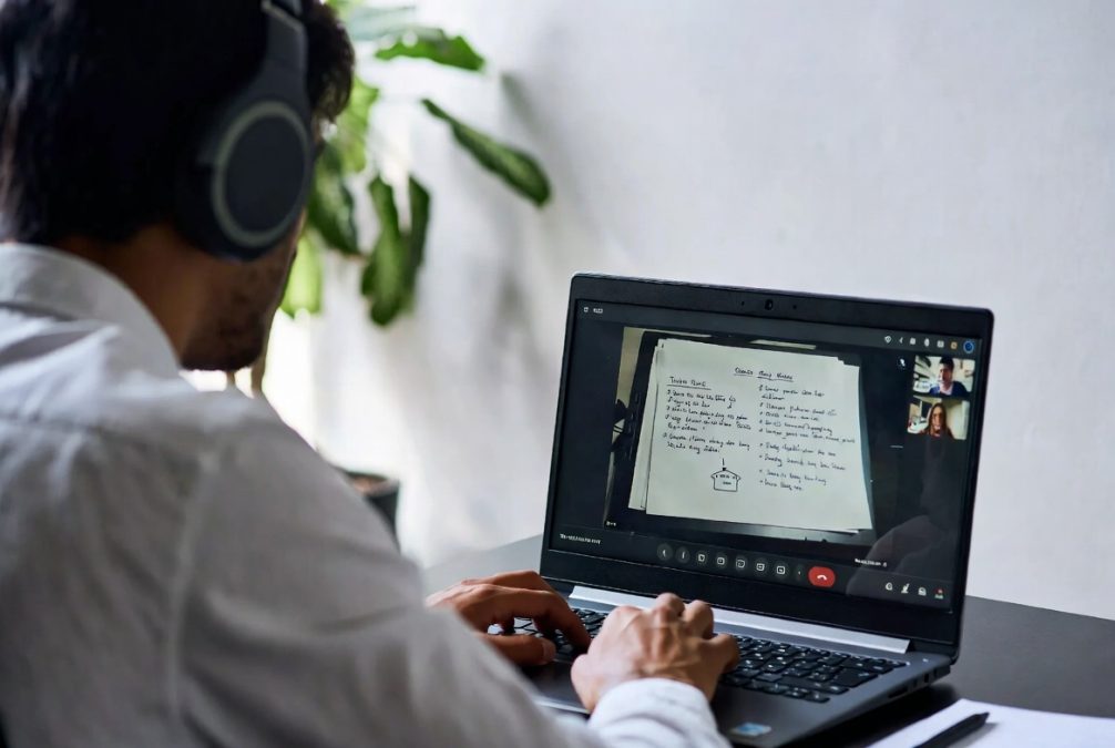 Student learning online from home