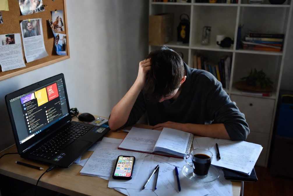 Student struggling with lack of motivation and distractions during online learning